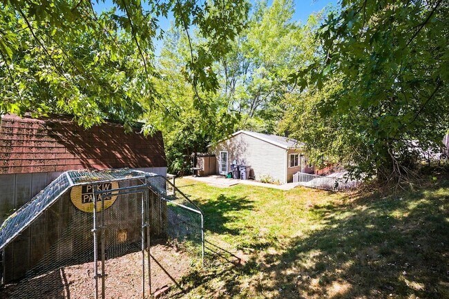Building Photo - 455 Lakeview Dr