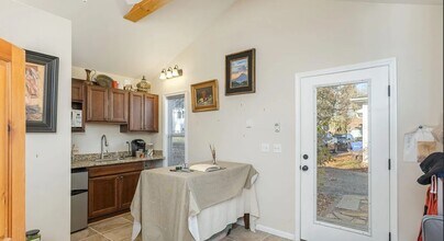 Building Photo - 479 Probart St