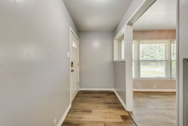 Building Photo - 1014 W Belden St