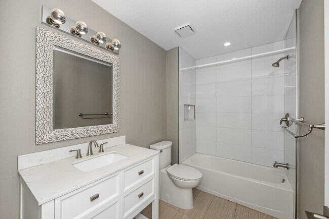 Building Photo - Stunning 3 Bed, 2 Bath Home in Vizcaya Estates