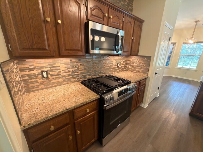 Building Photo - 3 bed 2 bath 2 car garage & pool.