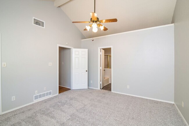 Building Photo - Charming 3 Bedroom Home