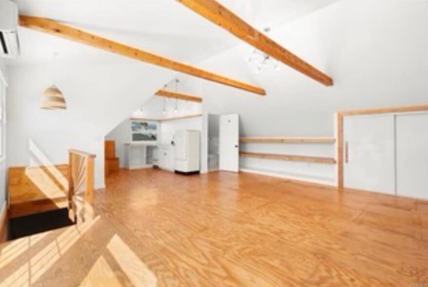 Building Photo - 242 W 17th St