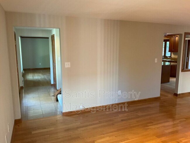 Building Photo - 471 Manordale Rd