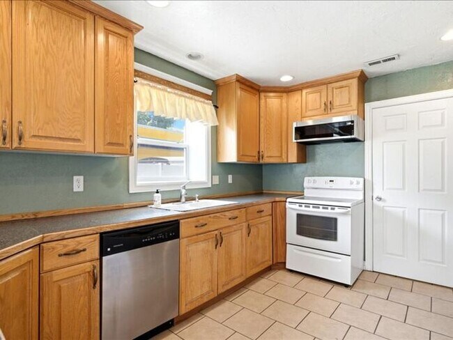 Building Photo - North Salt Lake 4 bed 3 bath home