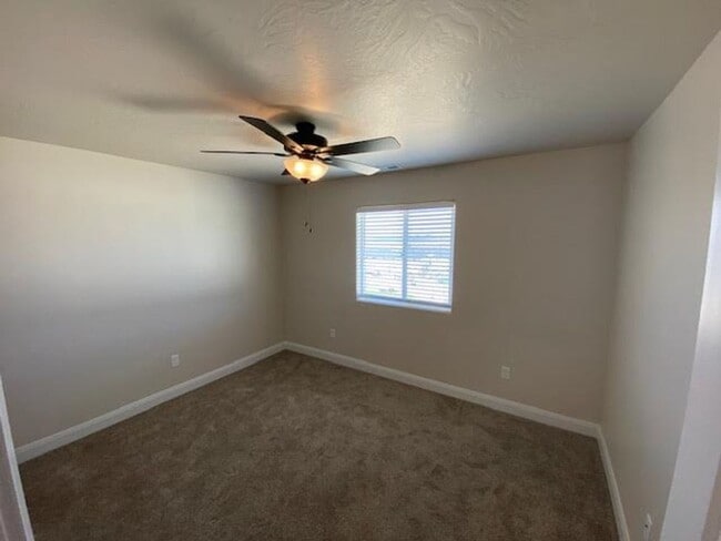 Building Photo - 3 Bed - 2.5 Bath, Large Townhouse - 2 Car Garage