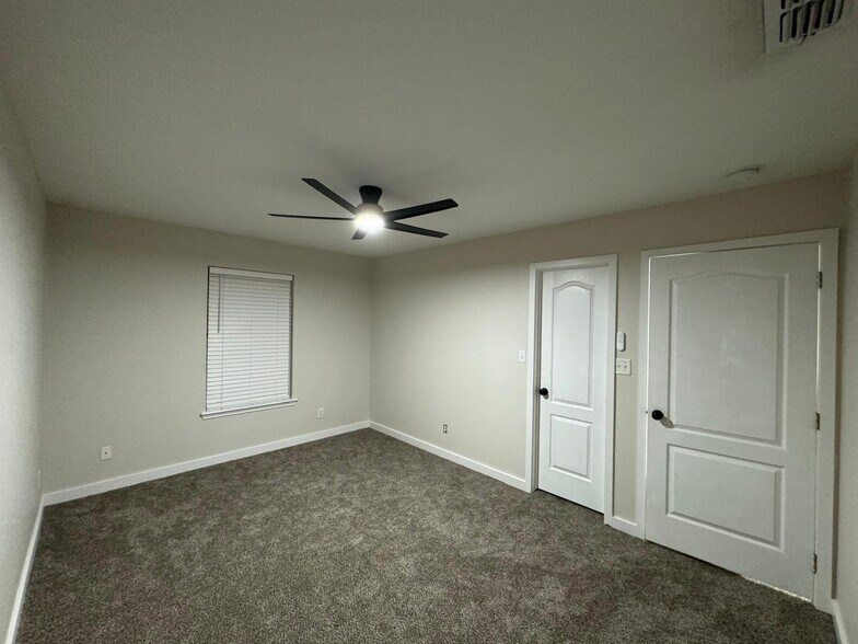 Building Photo - 721 Sonesta Dr