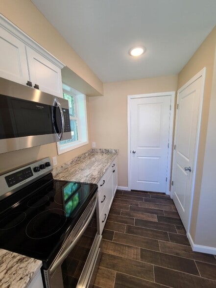 Building Photo - 28660 W Lake Dr