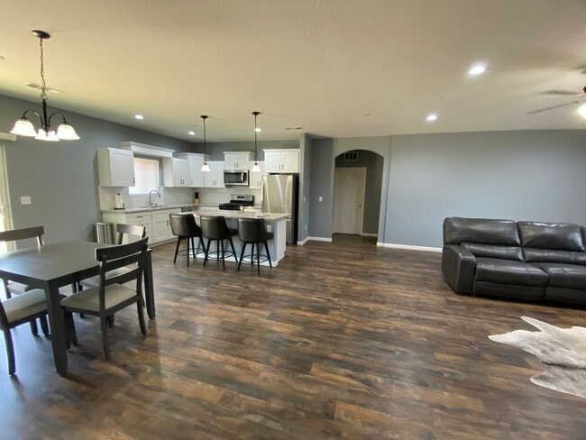 Building Photo - Newer home for rent in Visalia