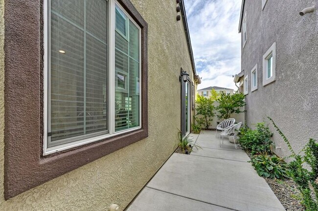 Building Photo - 1588 Parkside Way