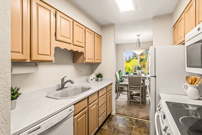 Building Photo - 2 Bedroom 1 Bathroom Lakeside Unit!