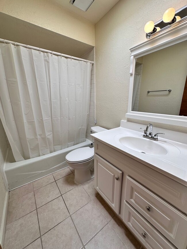 Building Photo - 2 Bedroom 2 Bath Townhome w/2 Car Garage and Refrigerated Air