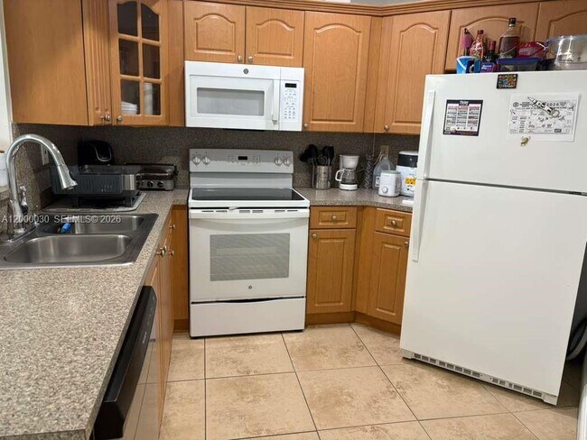 Building Photo - 9731 Fontainebleau Blvd