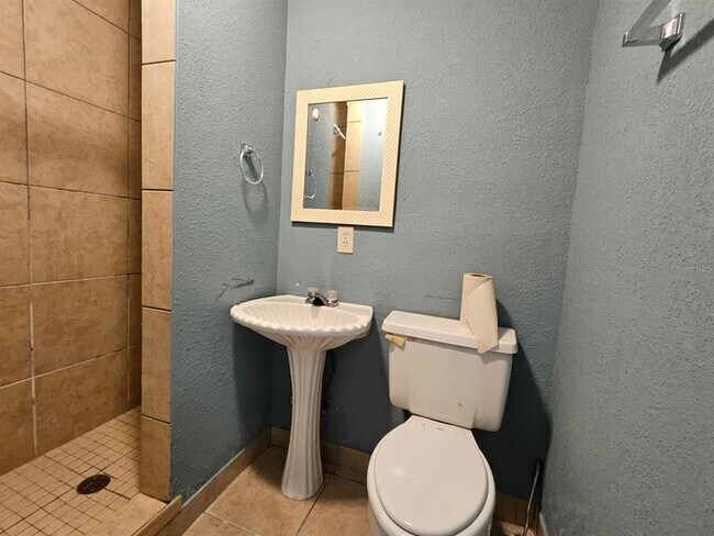 Building Photo - 118 N Van Buren Ave