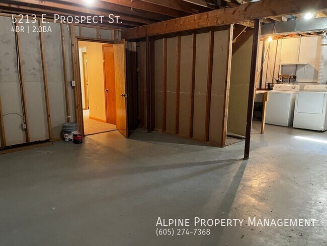 Building Photo - Newly Renovated 4 Bed/2 Bath East Side Ran...