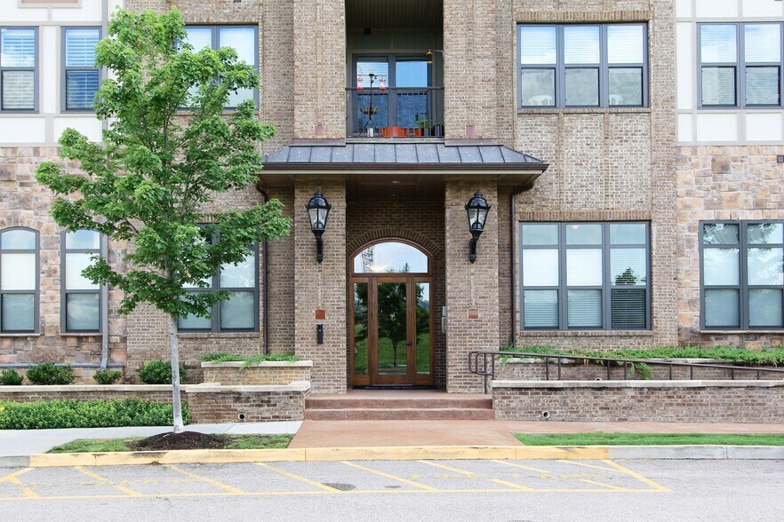 Building Photo - 445 W Blount Ave