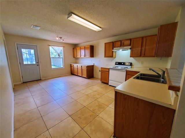Building Photo - 2224 Red Oak Dr