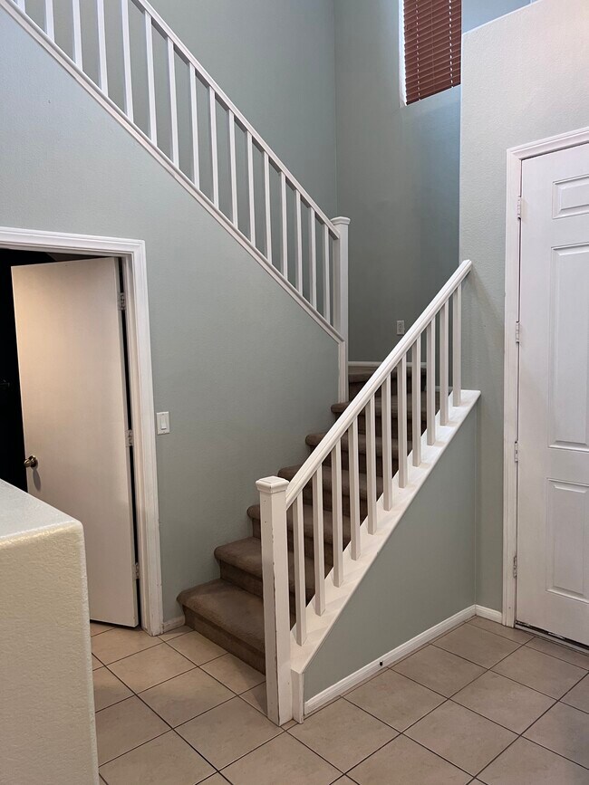 Building Photo - 1927 Silver Crest Ct