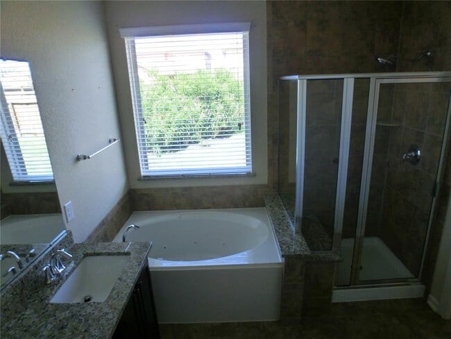 Building Photo - Discover comfort and convenience in this b...