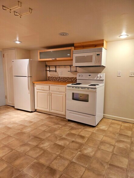 Building Photo - 309 NE Graham St