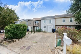 Building Photo - Spacious Townhome Move in Ready!!