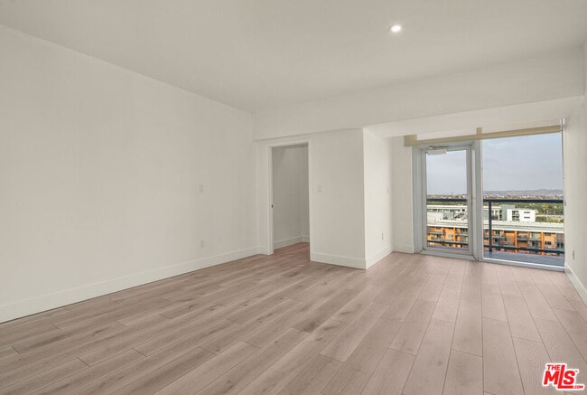 Building Photo - 13600 Marina Pointe Dr