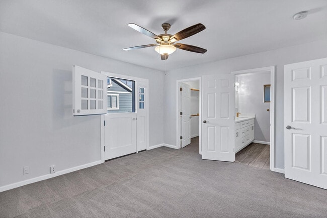 Building Photo - 3046 E Glenrosa Ave