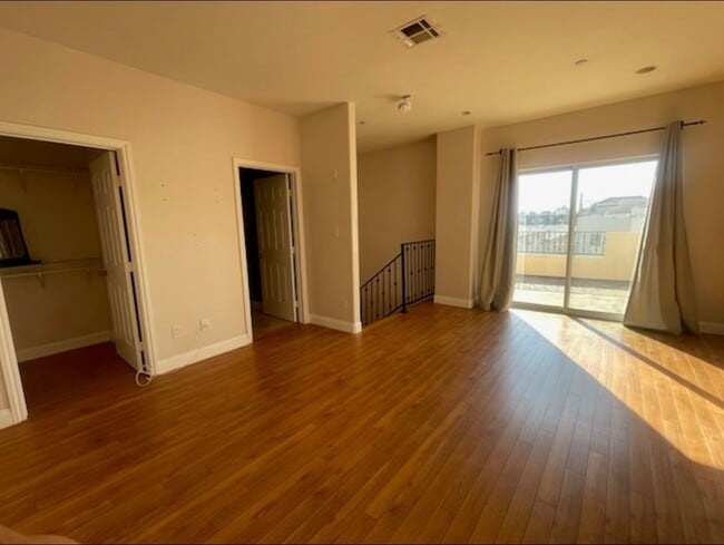 Building Photo - 5255 Hermitage Ave