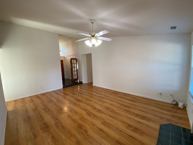 Building Photo - NE Visalia home available now!