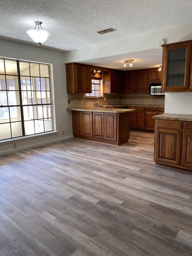 Building Photo - Eastside Beauty with an updated kitchen and sunroom