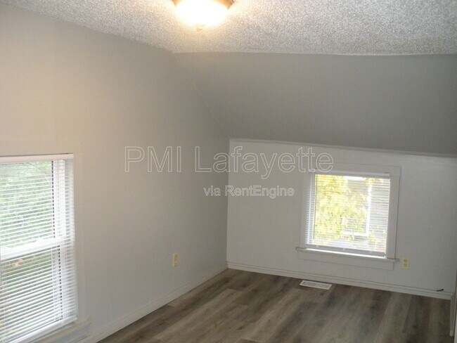 Building Photo - 106 E Vine St