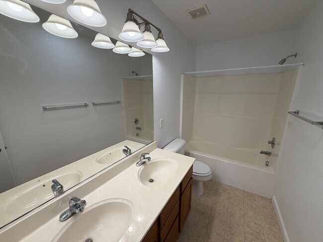 Building Photo - 3301 N Park Dr