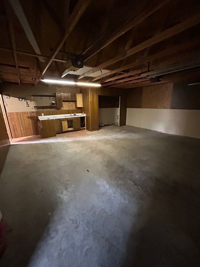 Building Photo - 302 6th Ave W
