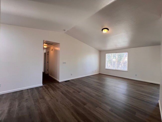Building Photo - 3 Bedroom 2 Bath Home in Fernley