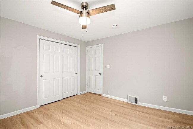 Building Photo - 106 River Rd