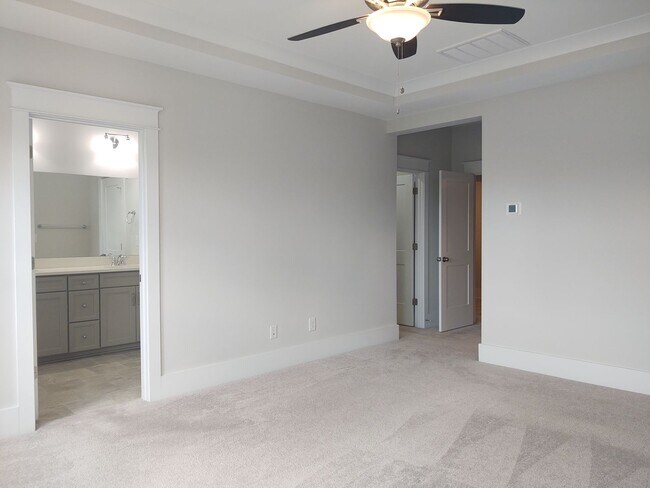 Building Photo - Move-in ready Townhome located in Blanchar...