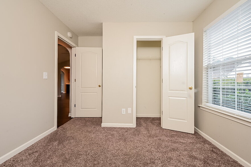 Building Photo - 507 Creekview Overlook