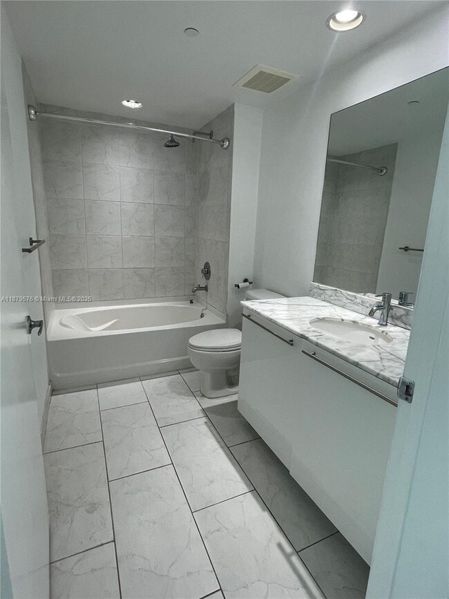 Building Photo - 950 Brickell Bay Dr