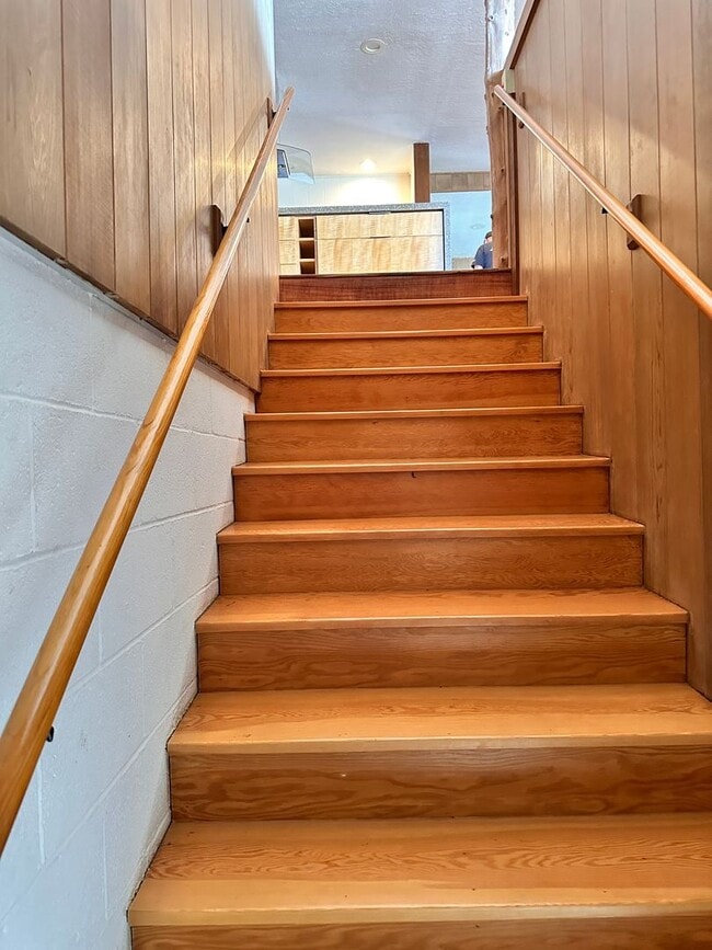 Building Photo - Kaumana Terrace Home