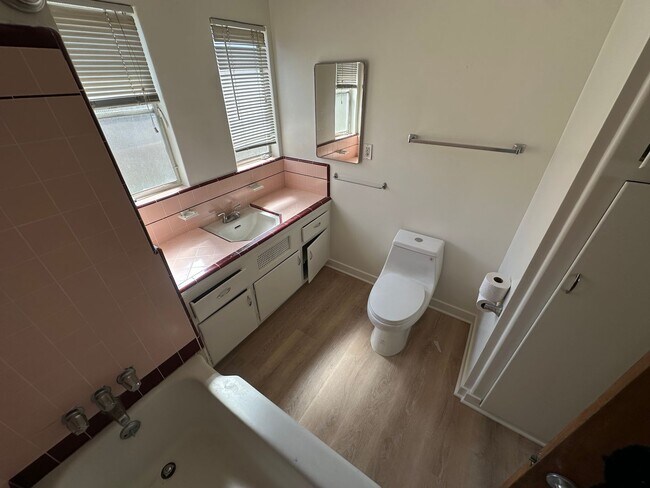 Building Photo - $500 OFF 1ST MONTHS RENT! Bright 2 Bedroom...