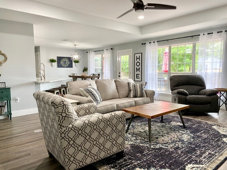 Building Photo - 110 Honeysuckle Ct