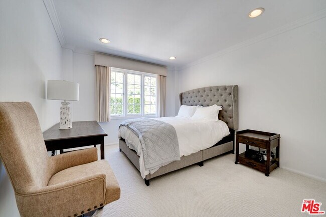 Building Photo - 2628 Mandeville Canyon Rd