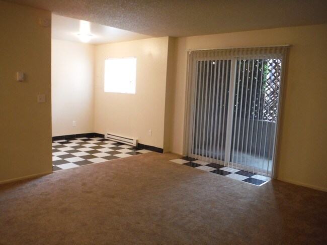 2 X 1: LIVING ROOM/ DINING - Ascot Acres Apartments