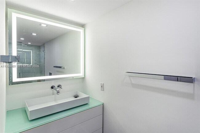 Building Photo - 5600 Collins Ave