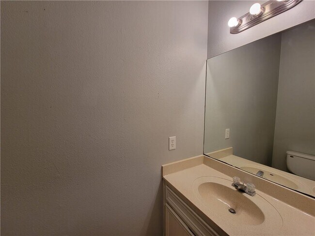 Building Photo - 1001 Acanthus St