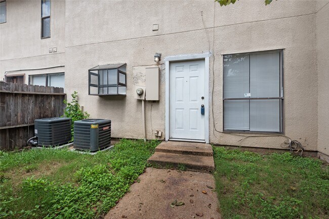 Building Photo - 11211 Pembridge Dr
