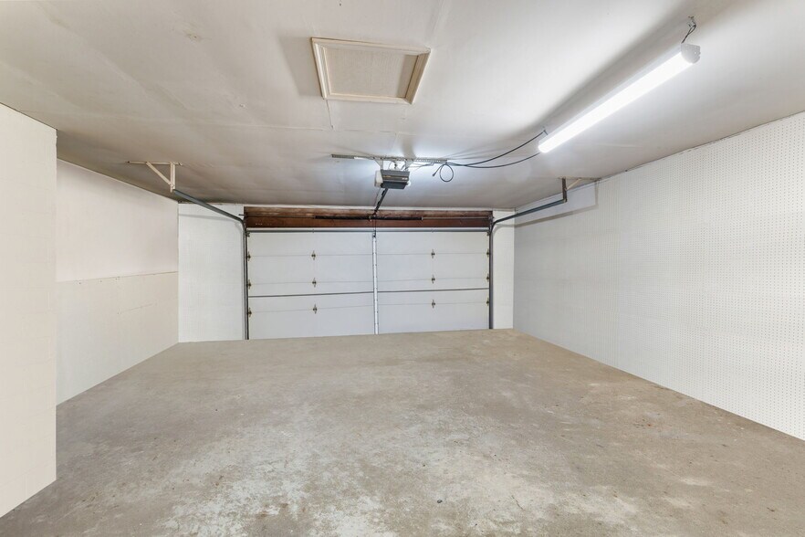 Oversized 2-car garage! - 9 Snug Hill Ct