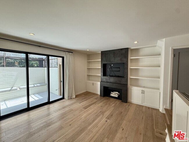 Building Photo - 853 Larrabee St