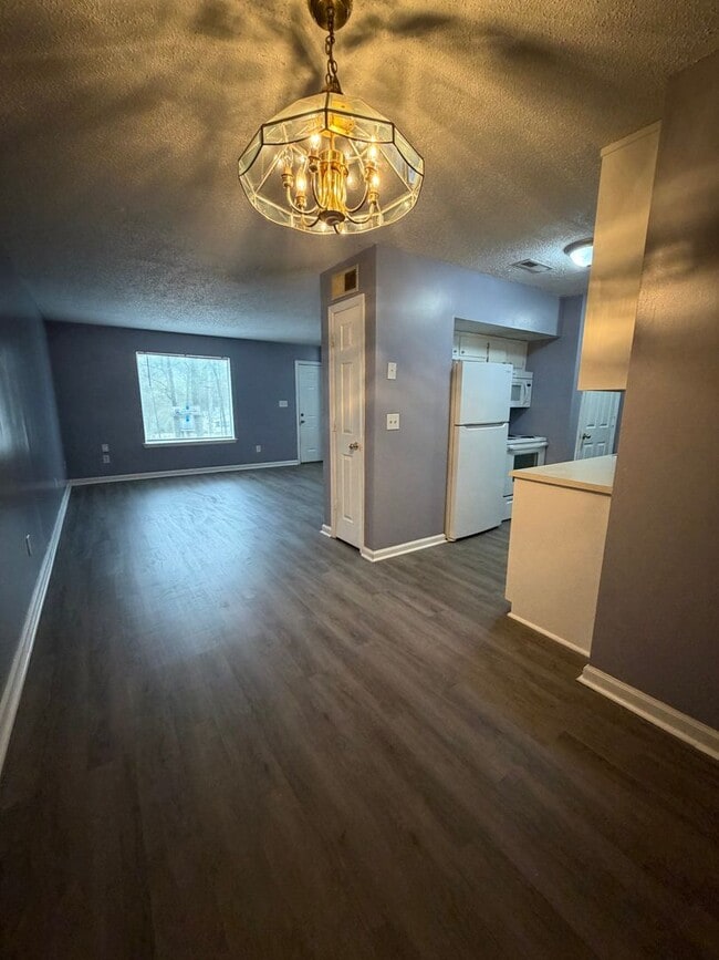 Building Photo - 3 Bd 2 Ba 1200 sq ft Townhouse