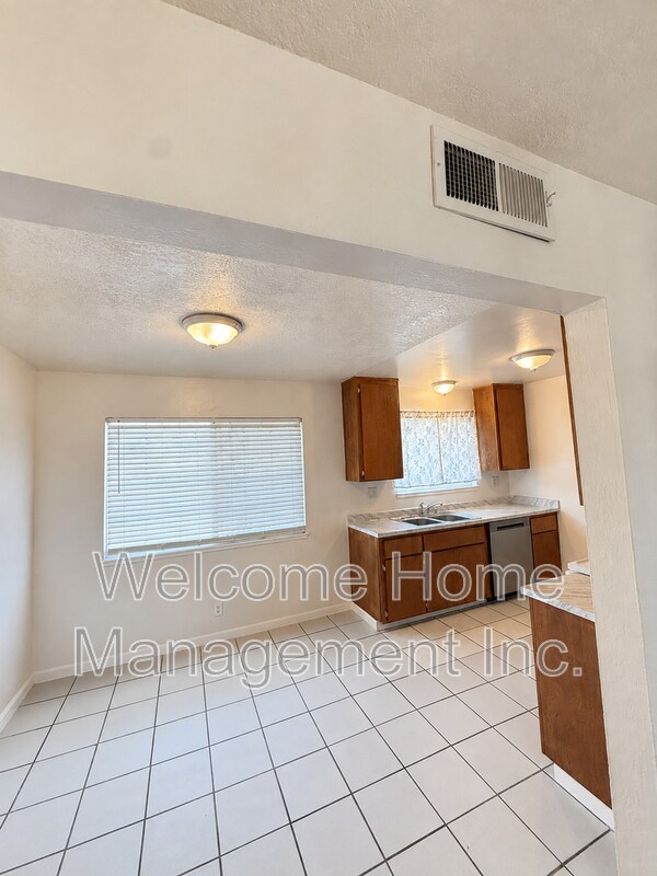 Building Photo - 2225 Hillsborough Ct